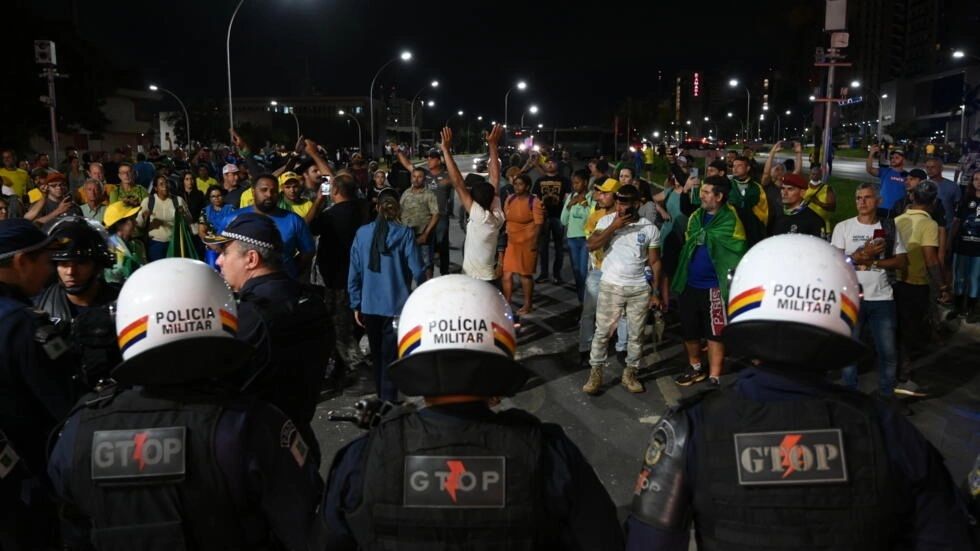 Manifestantes bolsonaristas chocan con la policía e incendian vehículos en Brasilia