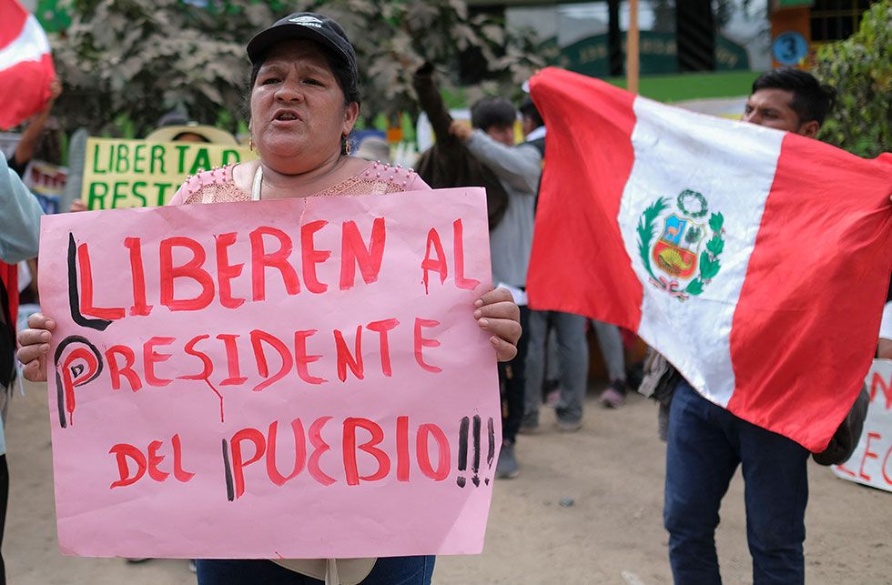 Castillo seguirá detenido en medio de protestas y represión en Perú 