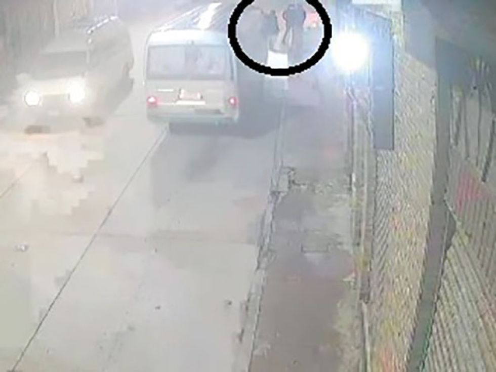 Cámara filmó vehículo que pasó sobre un ciudadano