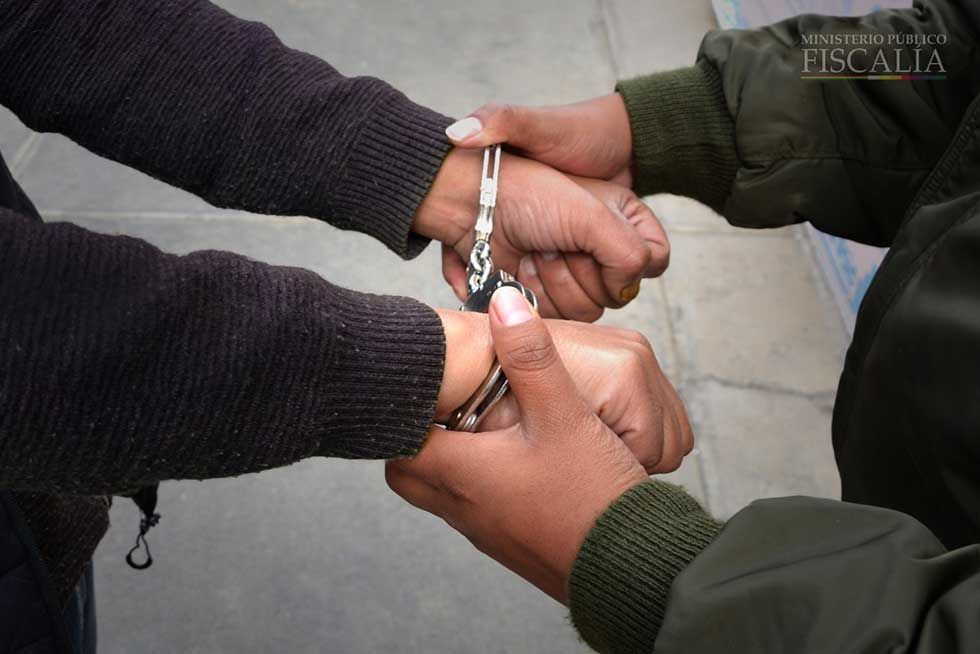 Adolescente es violada por borrachos en auto