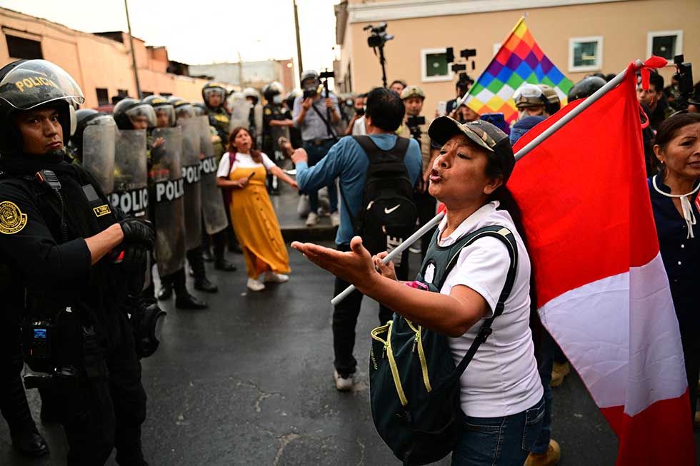 Perú declara estado de emergencia nacional y propone elecciones 