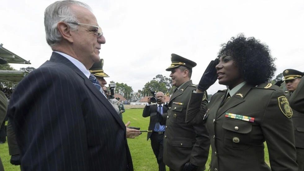 Por primera vez una oficial colombiana logra llevar su pelo afro sin alisar