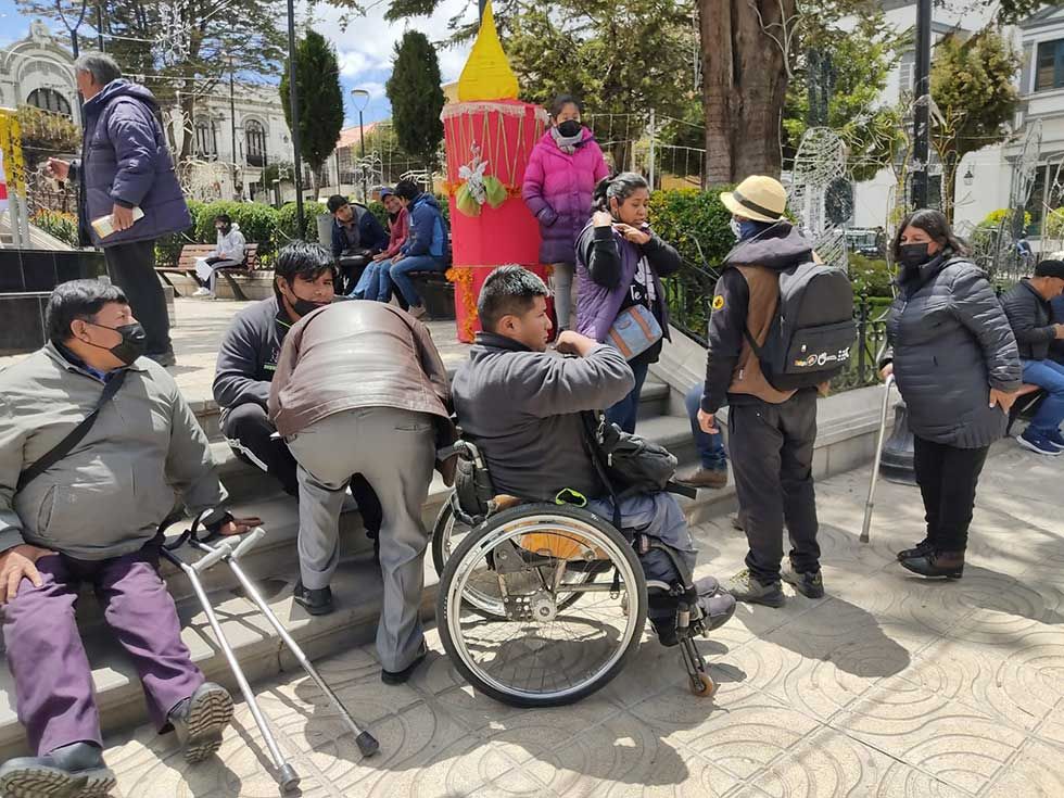Personas con discapacidad en pie de movilización por bono