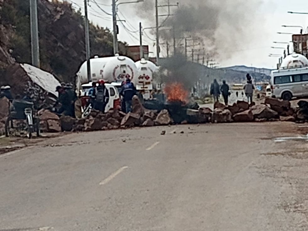 Conflictos en Perú mantienen a 10 buses de Bolivia detenidos en el camino durante cinco días 