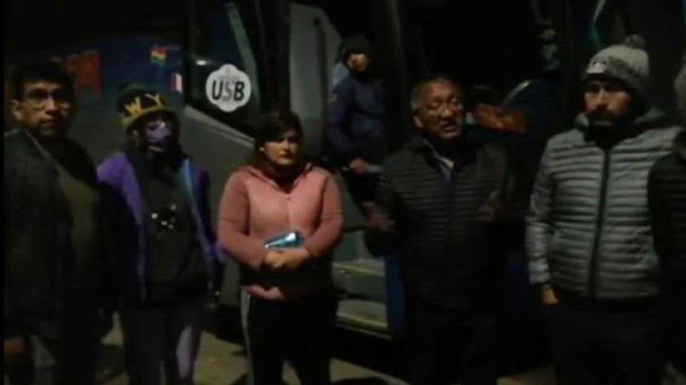Rescatan bolivianos retenidos por manifestantes peruanos
