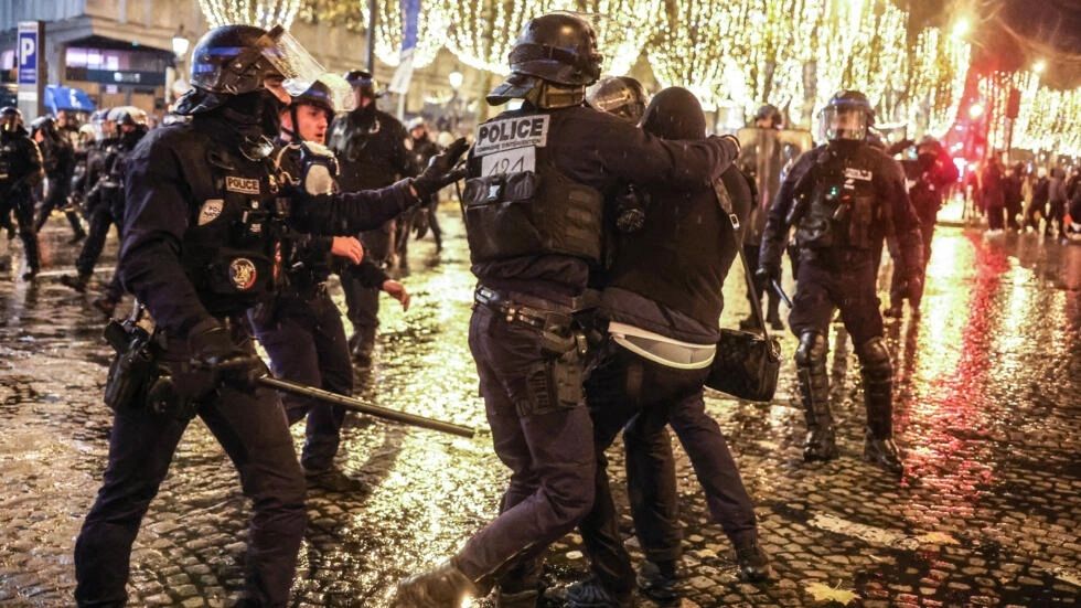 Incidentes tras la final del Mundial de fútbol dejan 227 arrestados en Francia 