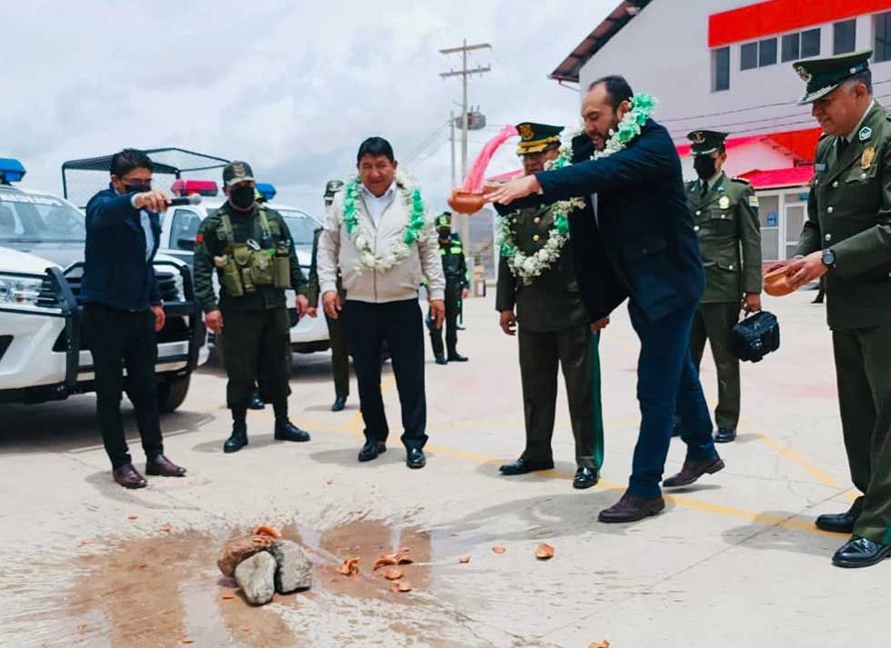 Gobernación entregó autos y equipamiento a la Policía
