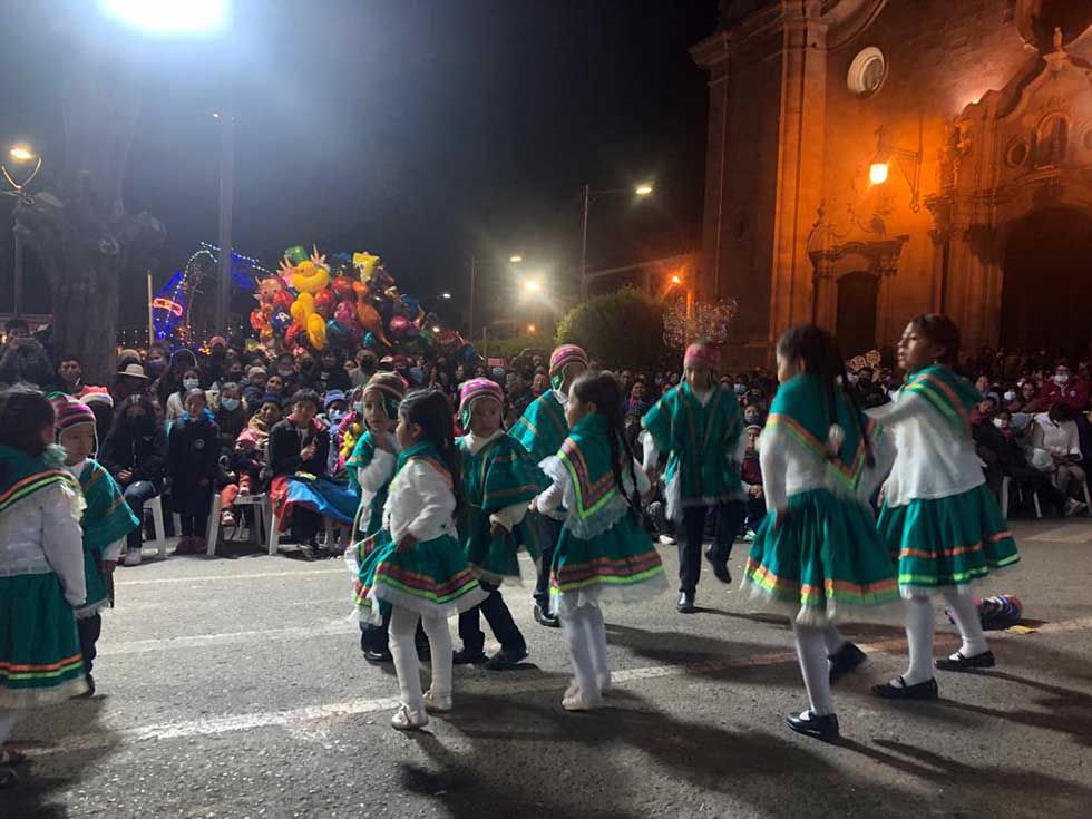 Danzas navideñas tomaron las calles con ritmos típicos
