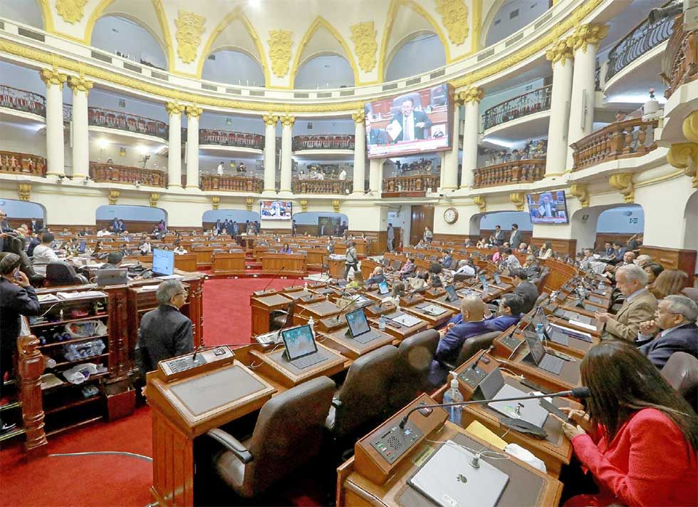 Perú: Adelantan comicios y echan a un embajador