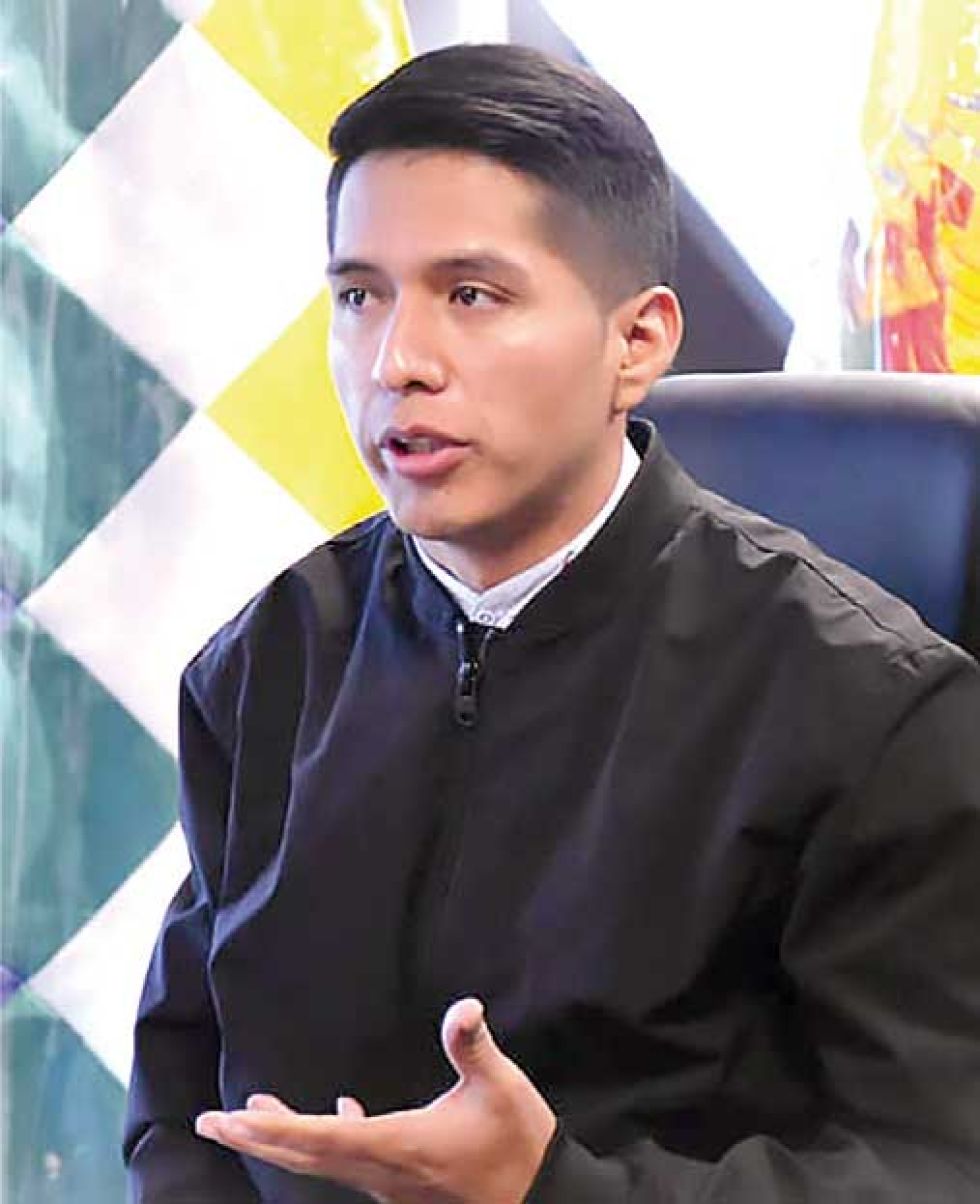Andrónico advierte con activar juicio contra Camacho 
