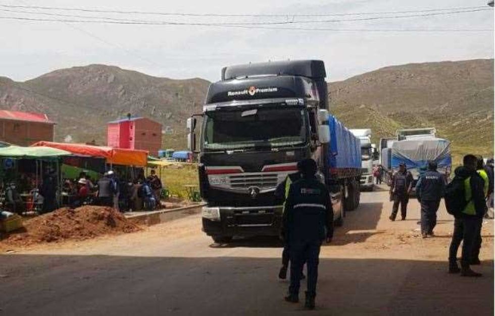 Perú levanta el bloqueo en Desaguadero y 400 camiones vuelven a Bolivia