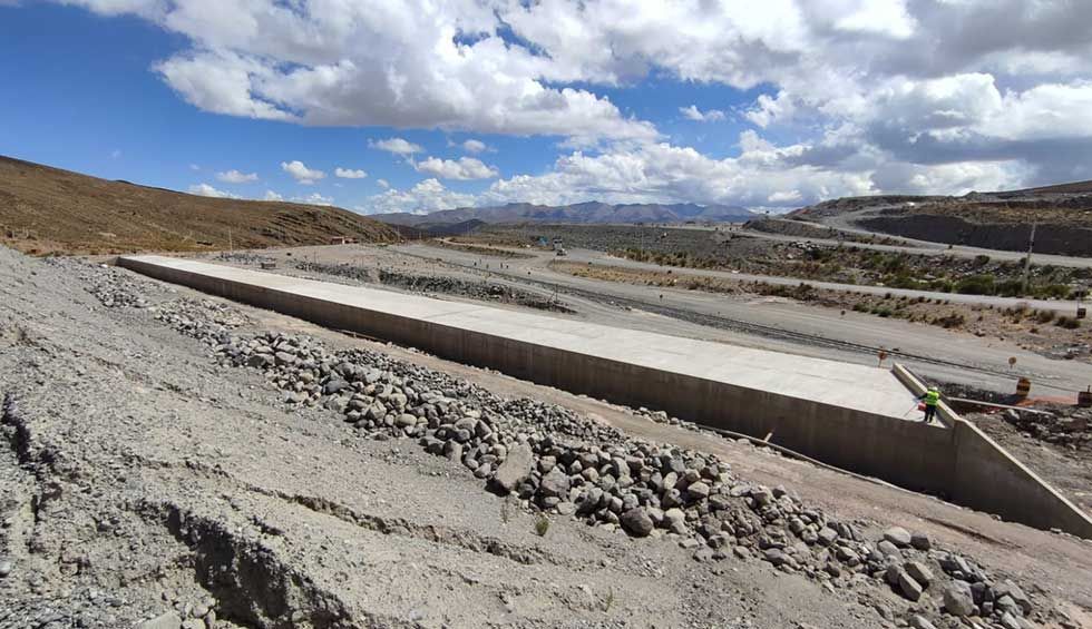 Empresa potosina concluye obra de alcantarilla en el aeropuerto