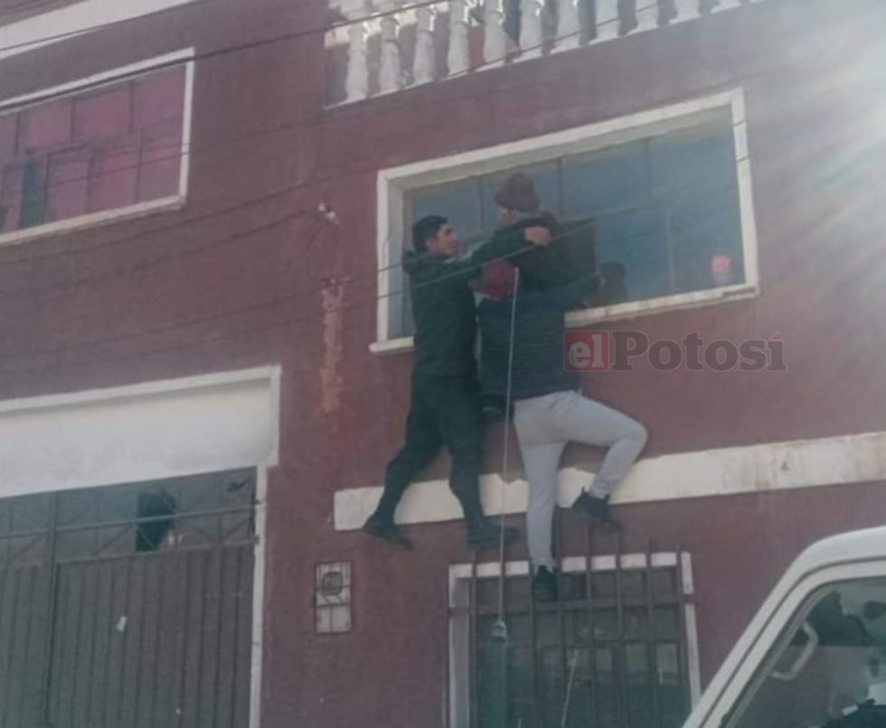 Una anciana trató de saltar del primer piso de su casa en la ciudad de Potosí
