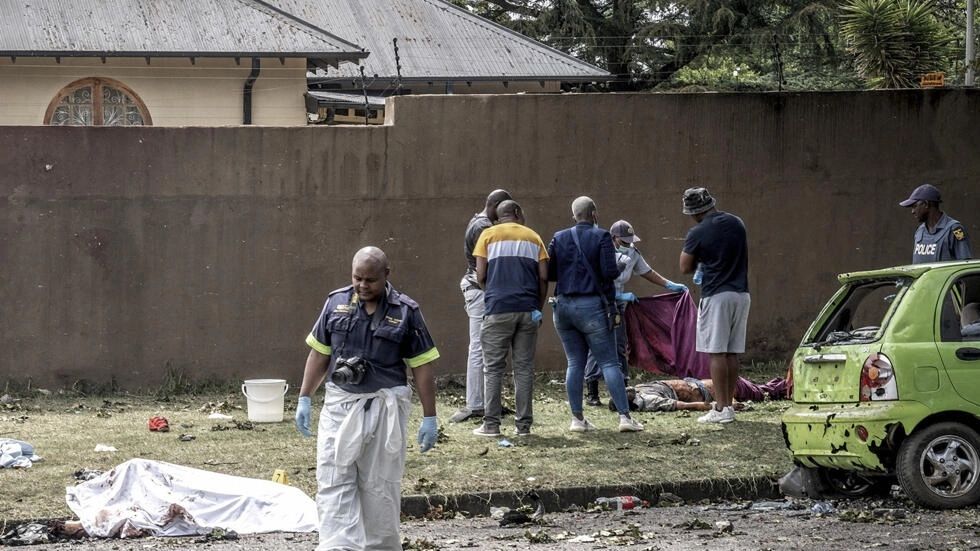 Suben a 15 los muertos en explosión de un camión cisterna en Sudáfrica