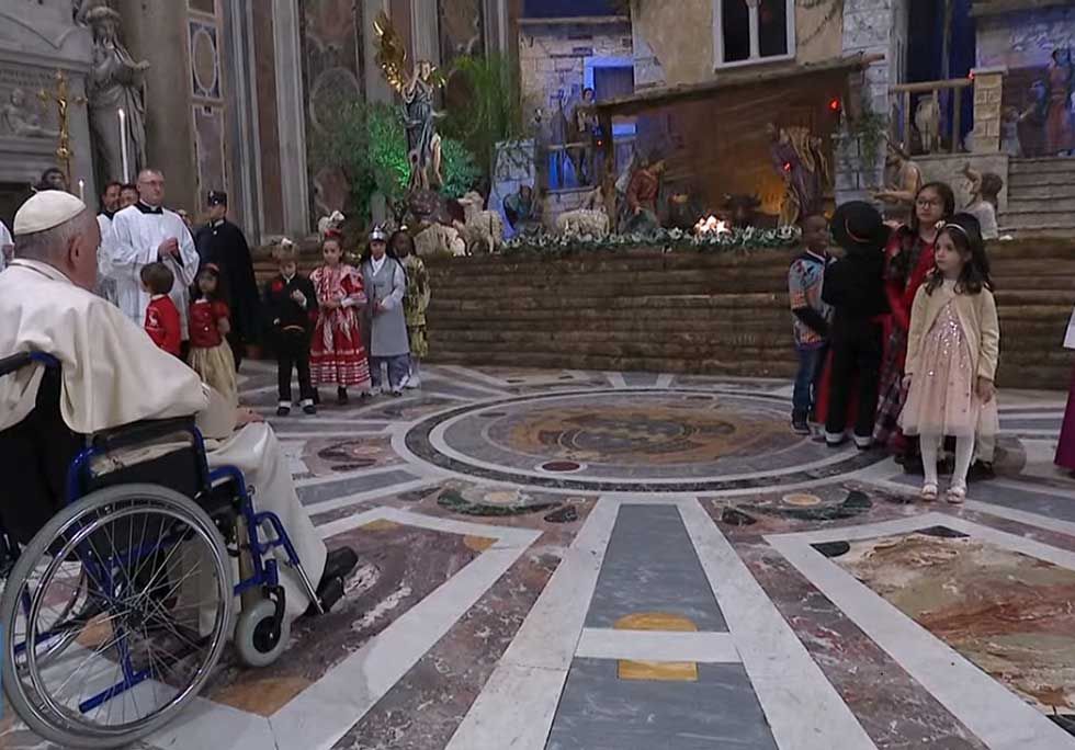 En la misa de Nochebuena, el Papa Francisco pide recordar que Jesús nació pobre y abogó por los niños que sufren por las guerras