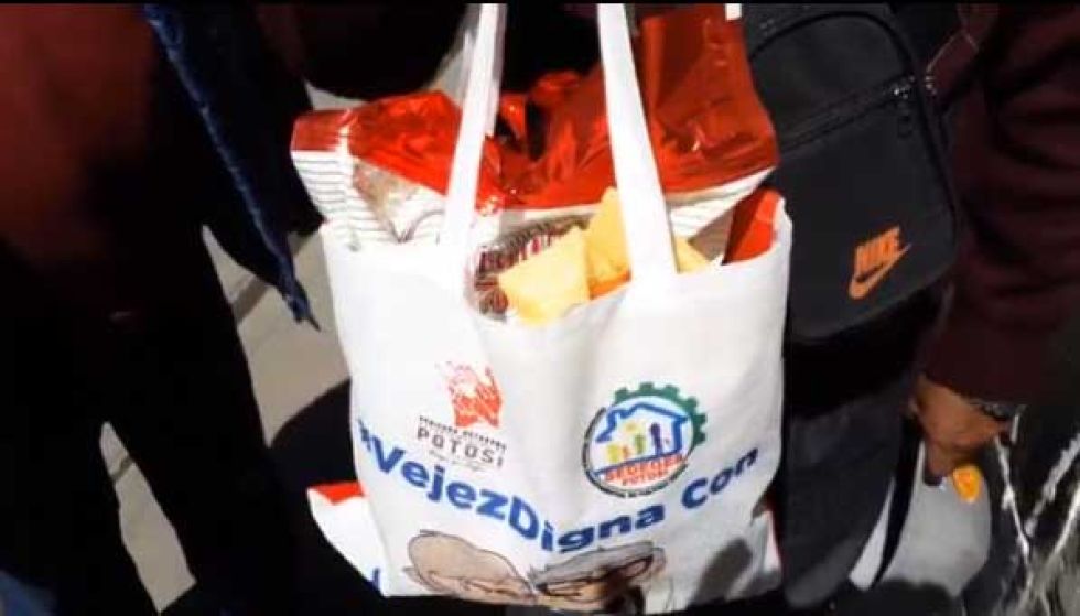 Entregaron presentes a los adultos mayores en las calles