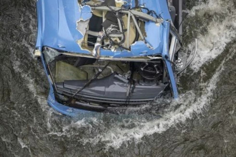 Hubo seis muertos por la caída de un autobús a un río en España
