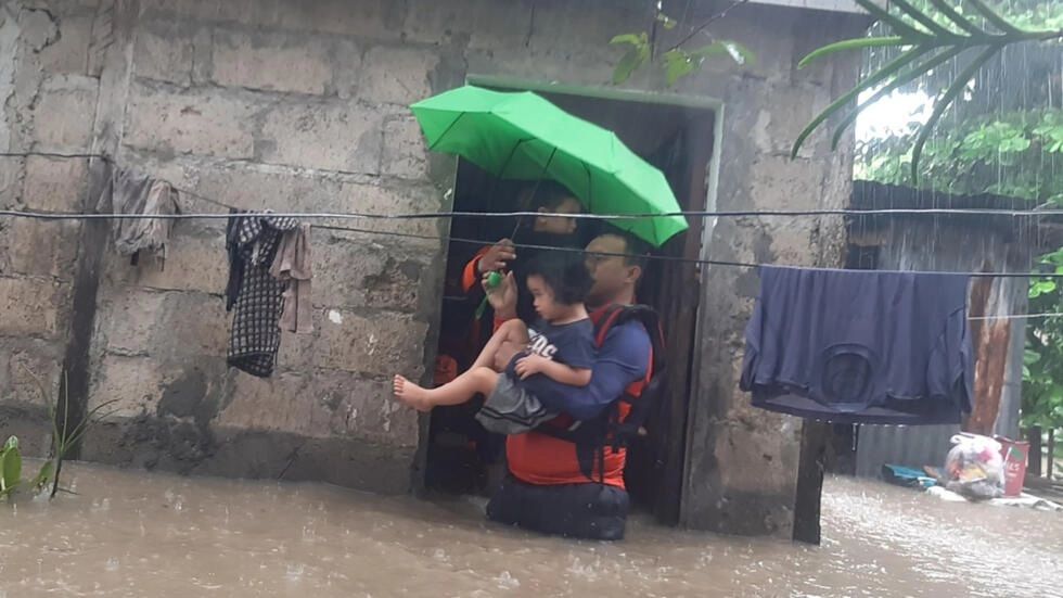 Ocho muertos y decenas de miles evacuados por inundaciones en Filipinas