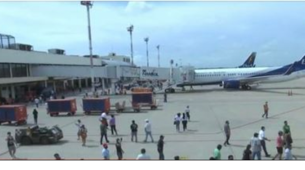 Una multitud toma dos aeropuertos en Santa Cruz para evitar que Camacho sea trasladado a La Paz