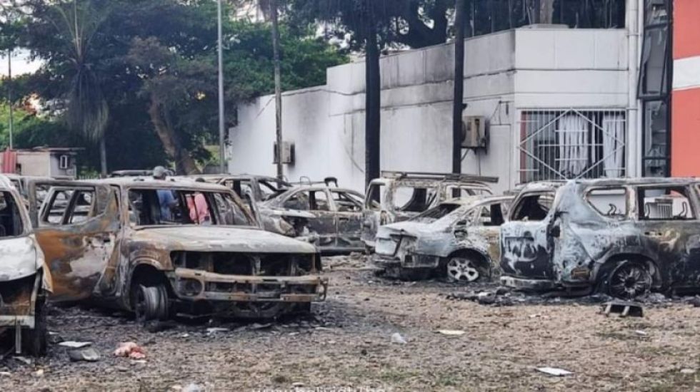 Una treintena de vehículos fueron afectados por la quema en la Fiscalía de Santa Cruz