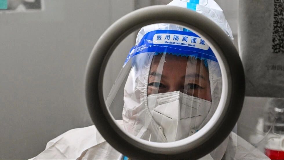 Explosión de casos de covid-19 en China amenaza con nuevas variantes