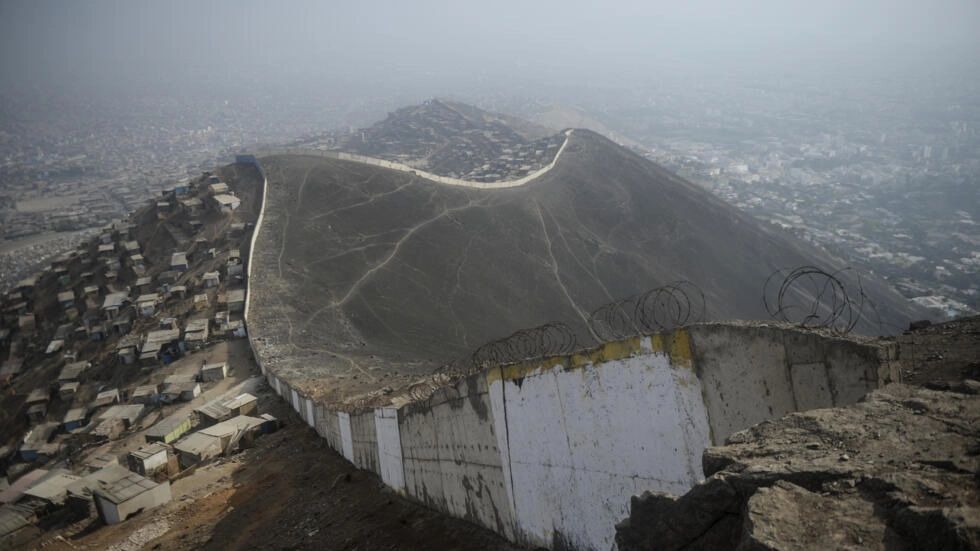 La justicia peruana ordena demoler un muro que divide a ricos y pobres en Lima