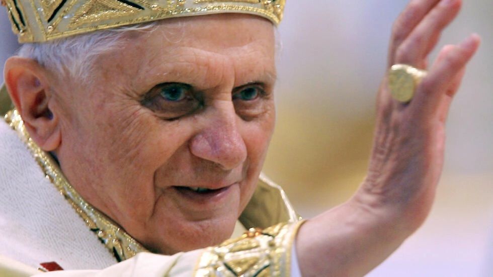 Benedicto XVI, Papa ultraconservador de una iglesia marcada por los escándalos