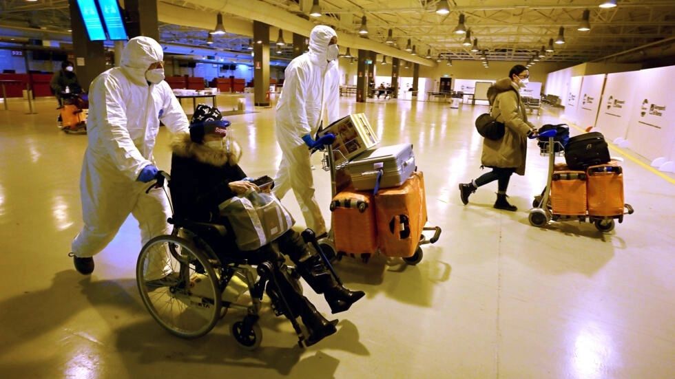 Nuevos países imponen restricciones a viajeros de China ante brote del covid