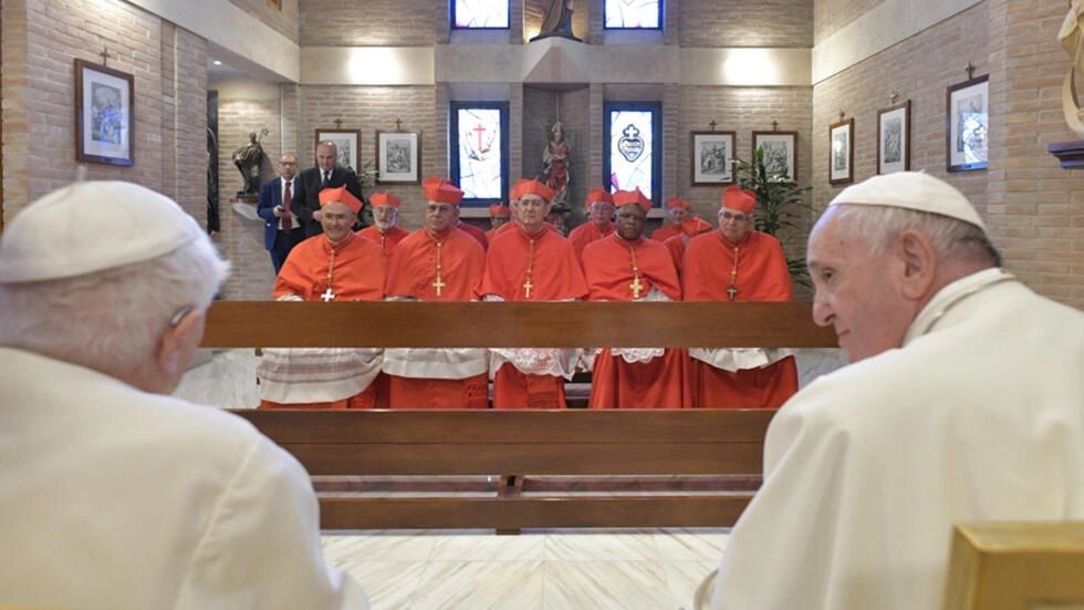 La difícil convivencia entre el emérito Benedicto XVI y su sucesor Francisco