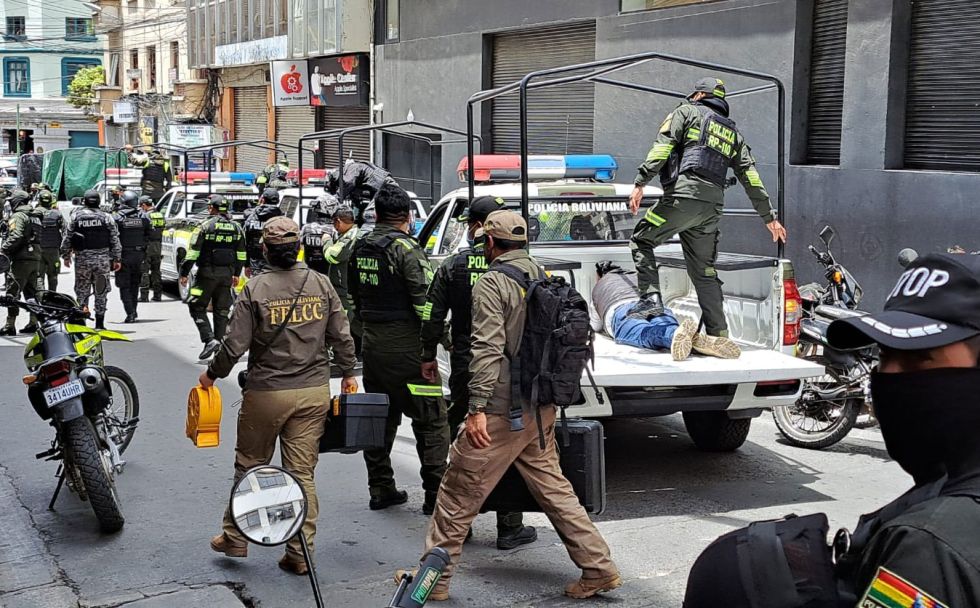 Arrestan a más de 20 personas en disputa por bienes comerciales en pleno centro de La Paz