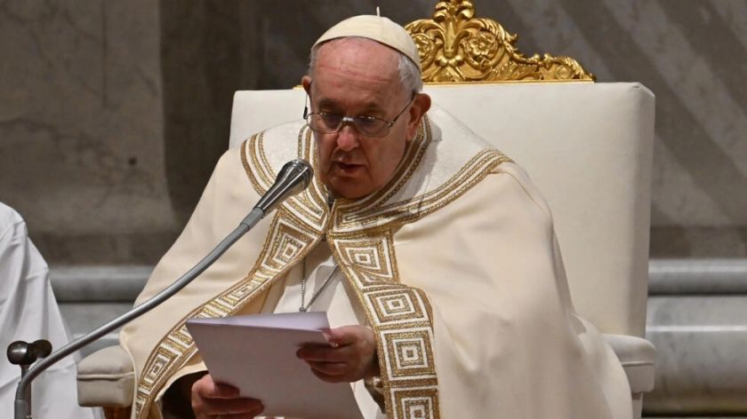 Francisco inaugura el 2023 con un recuerdo al fallecido Benedicto XVI