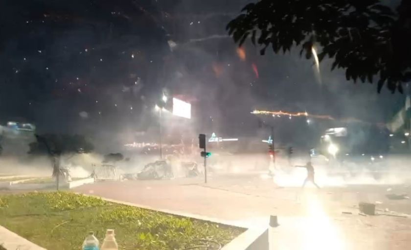 Protesta, enfrentamiento e incendios marcan la recepción del nuevo año en Santa Cruz