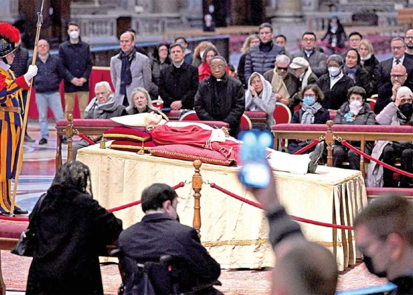 Hasta 65.000 fieles desfilan para despedir a Benedicto XVI en San Pedro