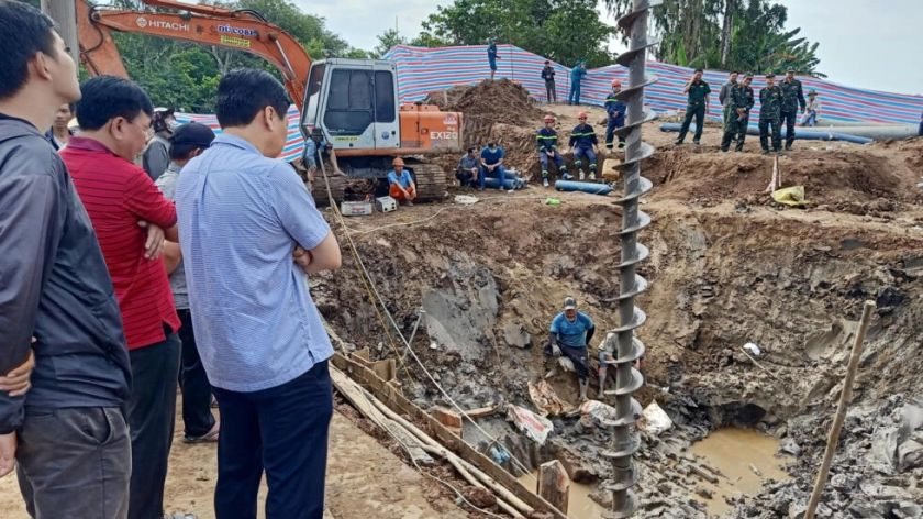 Ejército intenta rescatar a niño caído en un agujero de 35 metros en Vietnam