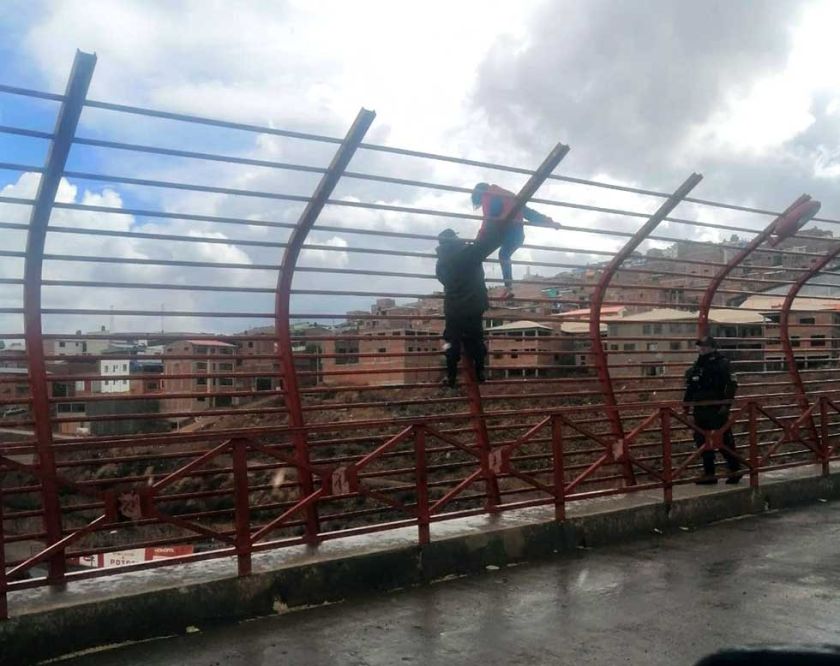 Una mujer fue detenida cuando pretendía saltar al vacío de un puente