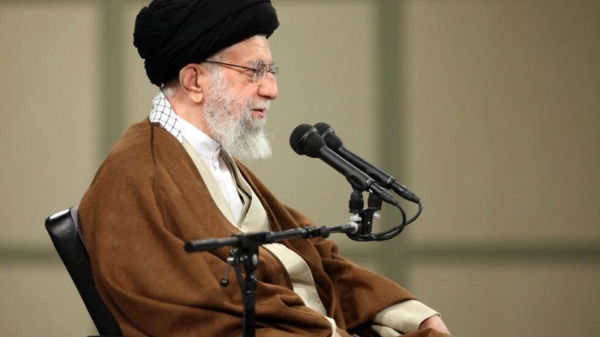 Irán cierra un instituto francés en protesta por la publicación de caricaturas sobre el líder Jamenei