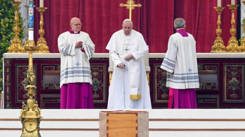 El Papa Francisco da su último adiós a Benedicto XVI ante miles de fieles