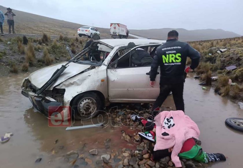 Un accidente en el camino a Llallagua dejó tres muertos y varios heridos