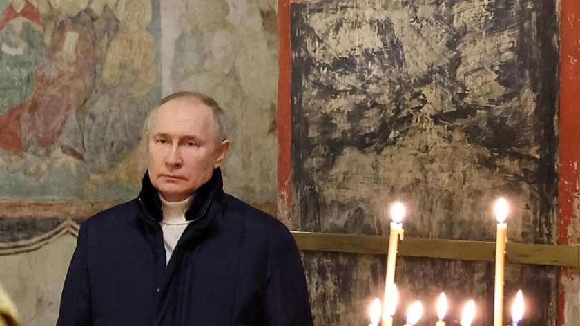 Putin asiste solo a misa de Navidad ortodoxa en una iglesia del Kremlin