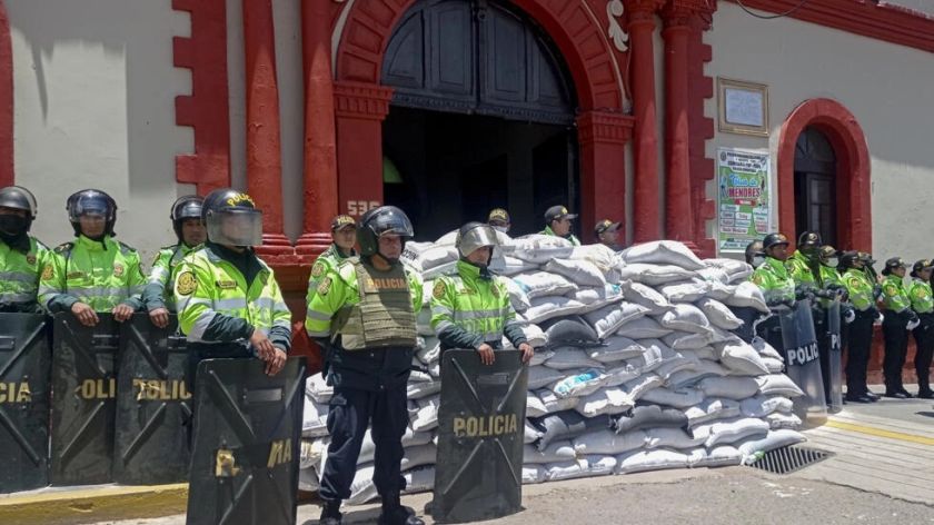 Perú prohíbe ingreso a expresidente boliviano Evo Morales, mientras prosiguen protestas