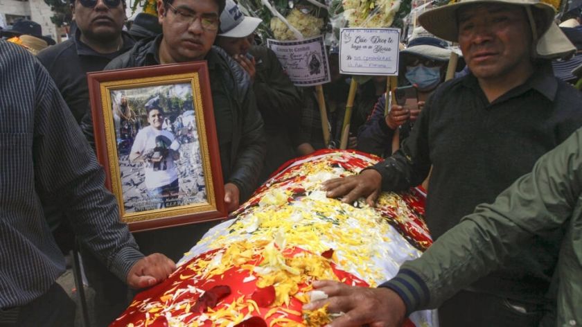Sepelios marcan protestas en Perú mientras persisten bloqueos en zonas andinas