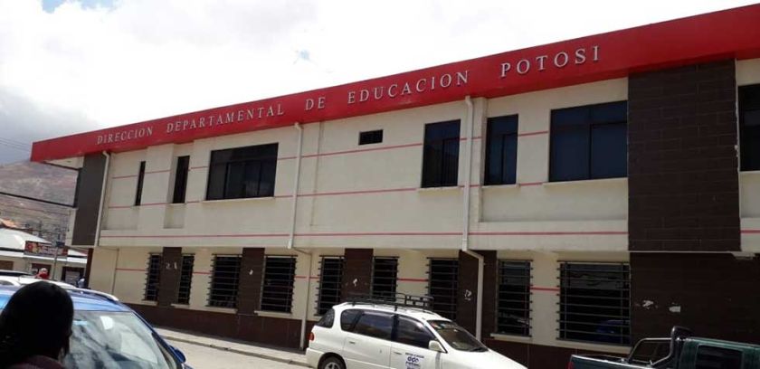 Socializan la nueva currícula de la educación por regiones en Potosí