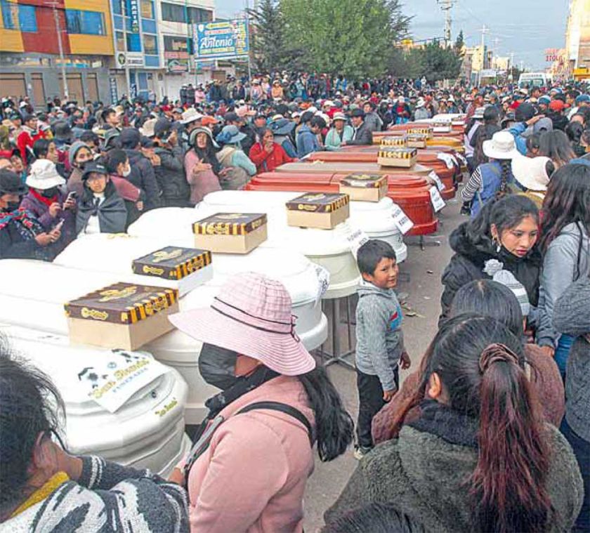 Perú: Fiscalía investiga genocidio  y dictan toque de queda en Puno