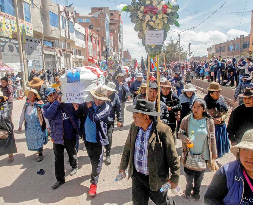 Perú: Entierros y protestas bloquean rutas en los andes