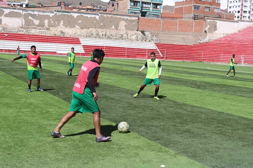 El técnico Viscarra fortalece el trato del balón y la definición en el selectivo Sub 17