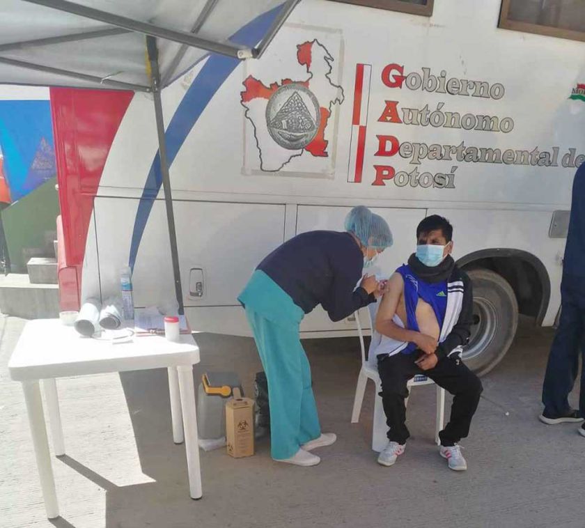 Vacunan contra la covid en San Pedro