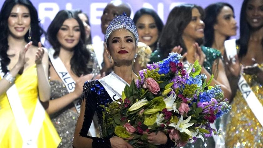 La estadounidense R’Bonney Gabriel se corona Miss Universo, flanqueada por latinas