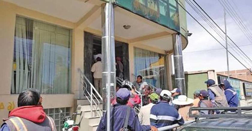 Hombre muere debido al impacto de vidrios del edificio de Aapos