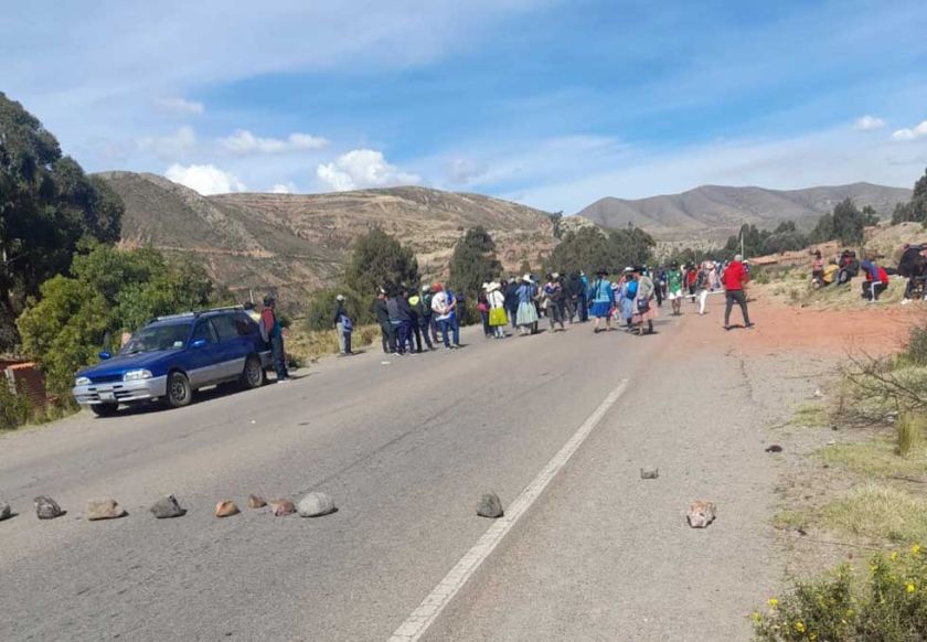 Bloqueo de la vía Potosí-Sucre sigue por un conflicto distrital 