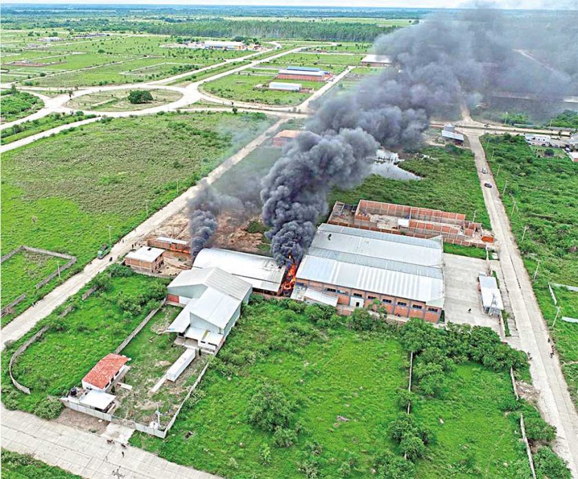 Controlan incendio en fábrica de Warnes